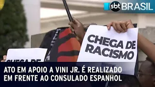 Ato em solidariedade a Vini Jr. é realizado em frente ao consulado espanhol | SBT Brasil (23/05/23)