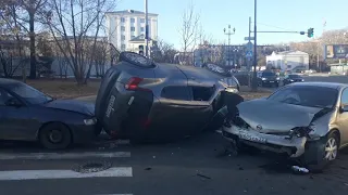 Кроссовер перевернулся в центре города