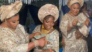 OBA ONI EKUN 2ND WIFE KNEE DOWN TO APPRECIATE FIRST WIFE AS SHE RAINED DOLLARS ON HER AT HER NAMING