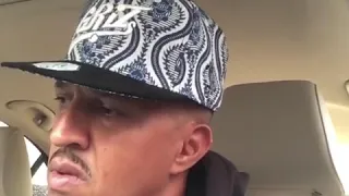 Mano Brown ouvindo o som do Sabotage