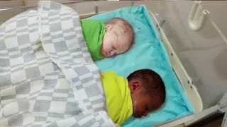 Familia Abandona A Gemelos De Color Diferente. ¡Una Enfermera Los Ve Y Hace ESTO!