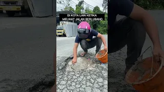 ketika melihat jalan berlubang