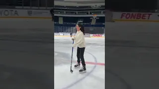 Нападающий Тэйлор Бек учит свою девушку играть в хоккей