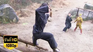 An 80-year-old kung fu grandmother turned out to be an Emei master, who defeated 2 Japanese samurai.