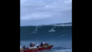 Giant waves Tahiti by Kauli Vaast