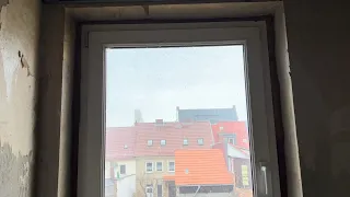 Ein sehr dreckiges Fenster wie neu