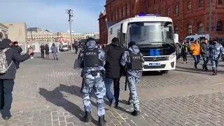 На Манежной площади в Москве задержанные поют гимн Украины