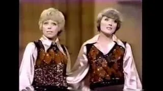 Julie Andrews & Carol Burnett - 60's Medley (live)