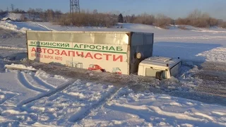 Грузовик МАЗ провалился под лед  Достают танком