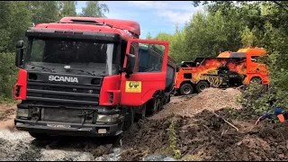 SCANIA с груженым ТОНАРОМ Закопалась в грязи в лесу. Достаем и тянем на ремонт - Грузовой Эвакуатор