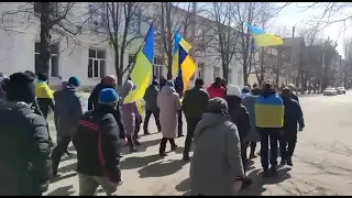 У Каховці місцеві мешканці вийшли на мітинг проти російських окупантів