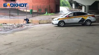 Водитель  «Яндекс.Такси» решил прочистить ливневку в  Москве