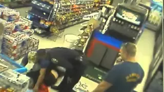 Firefighter takes down an Armed Robber in a shop   Пожарный обезвредил грабителя в магазине