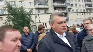 Глава Колпинского района Повелий заявил жителям, что "подготовит петицию тех, кто хочет этот садик".