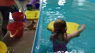 学会游泳。 一个儿童游泳池。 学游泳。 儿童游泳池。