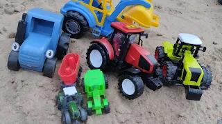 Синий трактор играет в прятки с друзьями