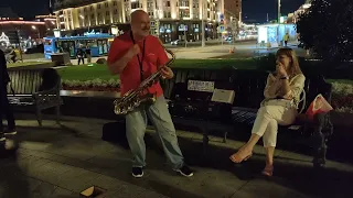 #saxophone Саксофонист решил повеселить зрителей и отрывается со своим саксофоном по полной #moscow