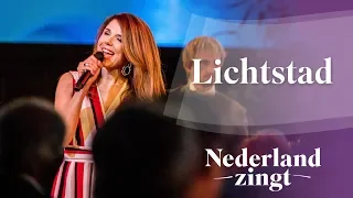 Lichtstad met uw paarlen poorten - Nederland Zingt