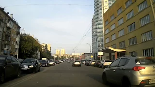 Инфинити с блатными номерами объезжает пробку на мосту по Шевченко