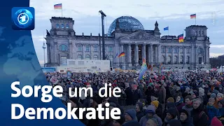 Proteste gegen Rechtsextremismus: Sorge um die Demokratie – Interview mit Gerhart Baum (FDP)