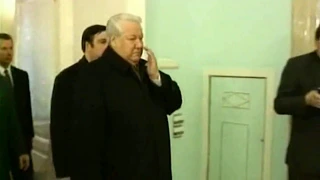 Ельцин плачет, когда отдаёт свою власть в Кремле Путину. Yeltsin crying when he left power to Putin