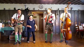 Schneiderwirt Trio Pumpenbauerlied mit alpenrosi