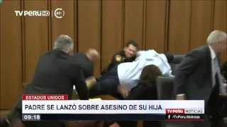 Padre se abalanza sobre el asesino de su hija en corte de EEUU