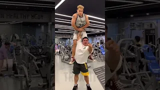 Liang Yan Shoulder Presses a Man | Liang Yan | Shoulder Press | Mr Olympia 2023 | Liang Yan ifbb Pro