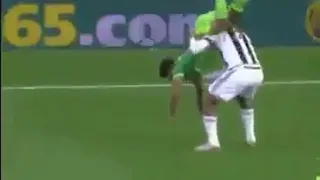 ينقذ لاعب الخصم من اصابه خطيره