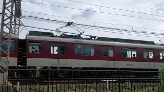 平城京跡を走る近鉄電車