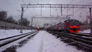 Два экспресса параллельно следуют резервом в депо Железнодорожная