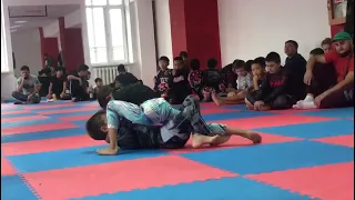 Девочка против мальчика. Болевой прием в моем исполнении.Grappling kids.