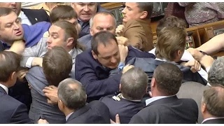 Parliamentary brawl breaks out in Ukraine as ministers discuss MH17 Russia