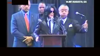 Michael Jackson asiste al funeral de su ídolo James Brown - Subtitulado En Español