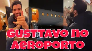 Gusttavo Lima atendendo os fãs no aeroporto de Lages