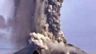 Вулкан Фуэго извергается в Гватемале. Fuego volcano erupts in Guatemala.