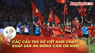 ĐT nữ Việt Nam cầm quốc kỳ chạy khắp sân ăn mừng cám ơn người hâm mộ sau khi giành HCV SEA Games