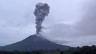 Индонезия: вулканы пышут дымом, власти эвакуируют людей