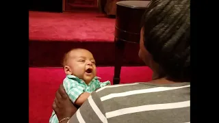 Baby sings at church - Adorable