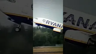 Ryanair Boeing 737 - 800 screaming power engine take off.
