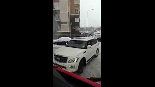 Водитель Infiniti не пропустил два пожарных автомобиля и скорую.