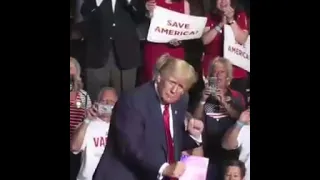 "Hold On, I’m Comin’". Donald J. Trump Dances at his Rally. "Держись, я иду". Танцы Дональда Трампа.