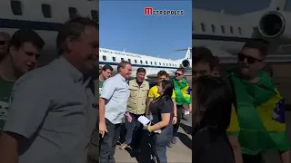 Apoiadores recebem Jair Bolsonaro em aeroporto de Juiz de Fora