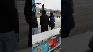 в Москве на Ленинском проспекте пассажиры задержали пьяного водителя автобуса. Пил прямо за рулём!🍾