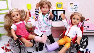 Friends brake legs at skating accident! Play Dolls Doctors story