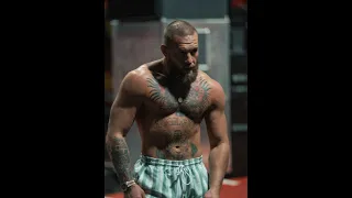 Conor Mcgregor hitting heavy bag