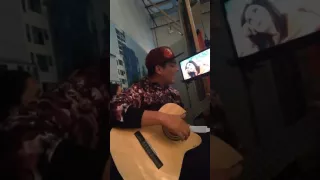 Detras de camaras: Erick canta "Tu me amas" mientras Nataniel graba escena Al Fondo hay Sitio