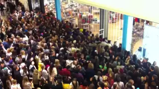 RAW FOOTAGE: Black Friday at Urban Outfitters