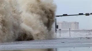 Hurricane Ike Galveston Texas footage - Giant waves and massive storm surge floods the town.