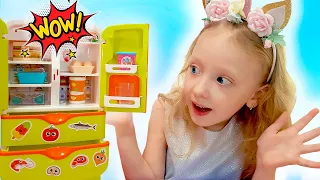 Настя и ее новая игрушка говорящий холодильник  Настя играет